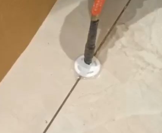 和林格尔瓷砖空鼓维修公司专业解答瓷砖在铺贴过程中，如果没有涂抹均匀到位的粘结材料（如水泥砂浆或瓷砖胶），可能会导致以下问题